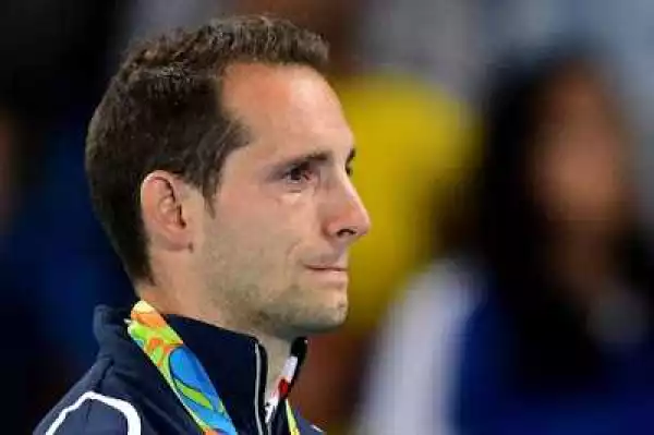 French Athlete Bursts Into Tears After Being Booed By Brazilian Crowd While Receiving His Medal - PHOTOS